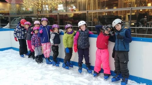 ¡Nuestros niños de la escuela patinando sobre hielo!